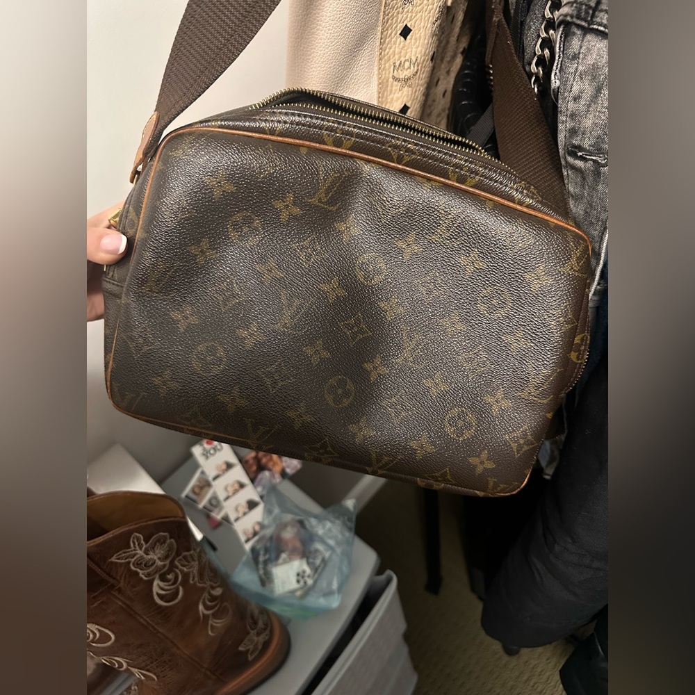 Louie Vuitton reporter bag